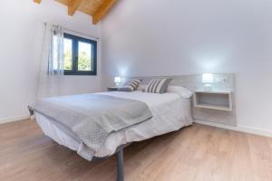 AravellCasa rural de lujo en Alt Urgell, Pirineos.的白色的卧室设有床和窗户