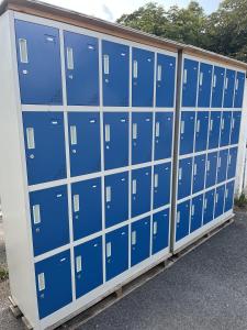 慕尼黑维斯露营地的停车场的一排蓝色储物柜