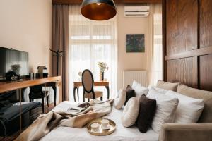 克拉科夫Topolowa Residence - LoftAffair Collection的客厅配有带枕头的床铺