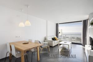 卡德斯伊斯拉克Santa Romana Apartments & Suites的客厅配有桌子和沙发