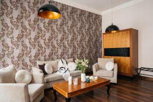 克拉科夫Topolowa Residence LoftAffair Collection的客厅配有沙发和桌子