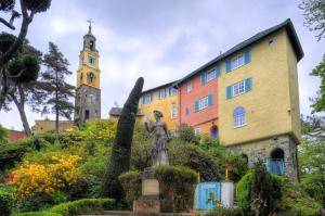 波特马多克梅里昂港村与德多拉斯城堡酒店的教堂前方的雕像