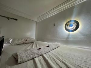拉巴特Dar Oussama的一间卧室配有一张床,床上有毛巾