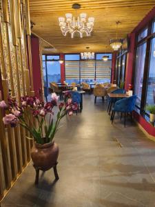 阿克套Caspian Marine Hotel的一间用餐室,里面装有鲜花花瓶