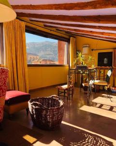 阿尔巴拉辛圣地亚哥之家酒店的享有沙漠景色的客厅