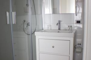 PontiniaIl Piccolo Eden的白色的浴室设有水槽和淋浴。