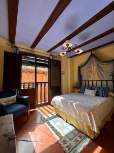 阿尔巴拉辛圣地亚哥之家酒店的一间卧室设有一张床和一个阳台