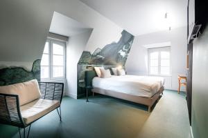 圣马洛Hôtel de la Cité的白色卧室配有床和椅子