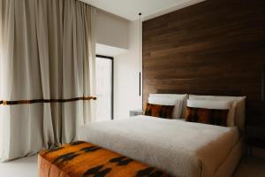 罗马西班牙广场9住宿加早餐旅馆的一间卧室设有一张大床和一个窗户。