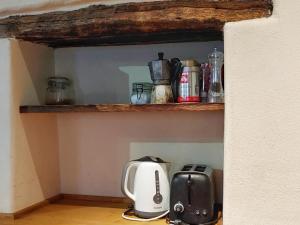 索里科Villa Rustica的厨房架,配有烤面包机和咖啡壶