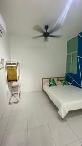 斯里曼绒R&R Manjung Guest House at Pangsapuri Samudera的一间卧室配有一张床和吊扇