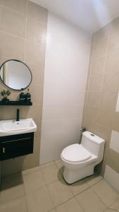 斯里曼绒R&R Manjung Guest House at Pangsapuri Samudera的一间带卫生间和水槽的浴室