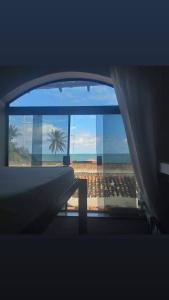 萨尔瓦多hostel quintal da sereia的客房享有海滩和大海的景致。