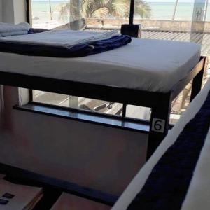 萨尔瓦多hostel quintal da sereia的船上的一张床铺,上面有窗户