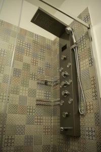 圣特雷莎加卢拉Grazioso bilocale a Santa Teresa di Gallura的带淋浴和浴帘的浴室