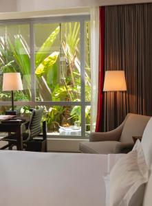 加拉加斯卡耶那-加拉加斯酒店的客厅设有大窗户、沙发和椅子
