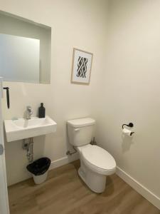 魁北克市APPART-HOTEL L'UNI的浴室配有白色卫生间和盥洗盆。