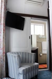 德班银橡树精品酒店的客厅配有椅子和平面电视