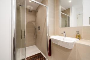 伦敦GuestReady - Modern lodge with garden的一间带水槽和淋浴的浴室
