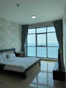阿吉曼Ocean View Luxury Suites的一间卧室设有一张床和一个大窗户