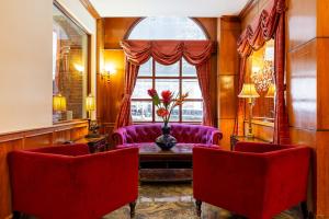 纽约圣詹姆斯酒店 的客厅配有紫色沙发和窗户