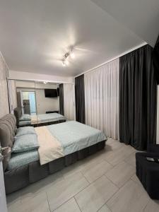 克拉约瓦White & Elegant Luxury Apartament Decomandat的一间卧室配有一张大床和一张沙发
