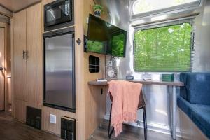 Airstream Camping Getaway in Liepers Fork的厨房或小厨房