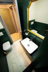 布加勒斯特Tempus的浴室设有白色水槽和镜子