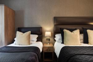 切斯特切斯特四通别墅酒店的酒店的客房 - 带两张带枕头的床