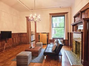 纽约Entire floor in a charming townhouse的带沙发和壁炉的客厅