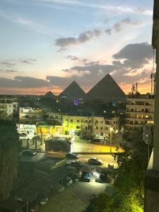 开罗Mak Pyramids View的日落时分从城市欣赏到金字塔的景色