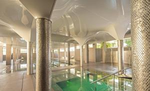 穆罗海滩伊波罗之星穆罗海滩酒店的一座带游泳池和柱子的大型建筑