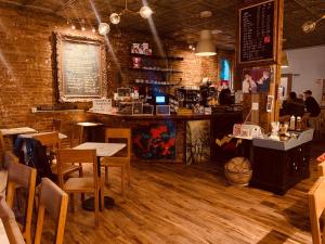 纽约Entire floor in a charming townhouse的餐厅设有酒吧和桌椅