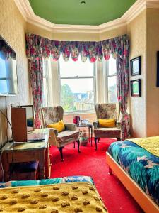 爱丁堡罗斯霍尔酒店 的一间卧室设有两张床、椅子和窗户