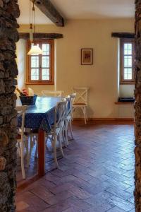 索里科Villa Rustica的一间带桌椅的用餐室
