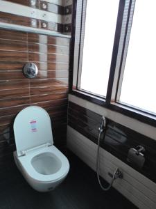 阿姆利则4N Homestay的一间位于客房内的白色卫生间的浴室