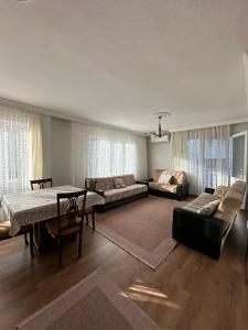 艾瓦勒克亚德公寓旅馆的客厅配有沙发和桌子