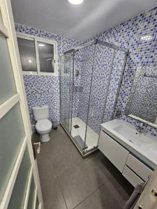瓦伦西亚图里亚公寓的浴室配有卫生间、淋浴和盥洗盆。