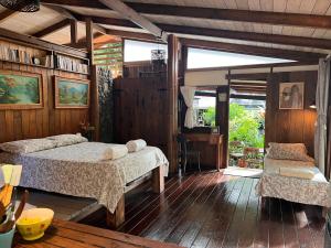 TaravaoMy Mountain Home的一间铺有木地板的客房内配有两张床的卧室