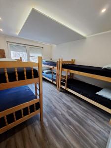斯科普里Alpi Hostel的宿舍间设有三张双层床。