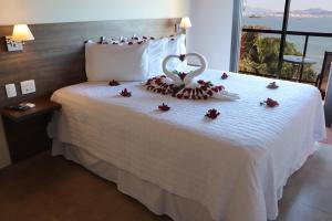 弗洛里亚诺波利斯Refúgio do Cacupé的酒店客房,配有一张装饰心灵的床