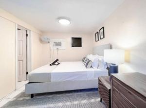 EnighedSeaside Studio: Cruz Bay Gem的白色卧室配有床和灯