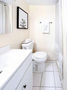 EnighedSeaside Studio: Cruz Bay Gem的白色的浴室设有卫生间和水槽。