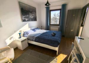 耶西La casetta del prato的一间卧室设有蓝色的床和窗户。