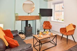 奥斯威斯Village Life, cosy yet spacious home的带沙发和壁炉的客厅