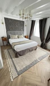 鲁昂鲁昂中心丹迪酒店的一间卧室配有一张大床和地毯。