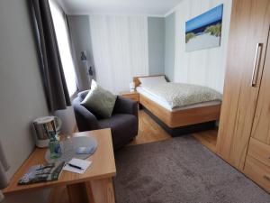 圣彼得奥尔丁Hotel Villa Sonneck-Adults Only的带沙发和床的小客厅