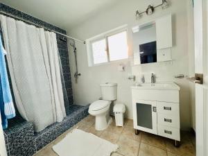 BombitaPERLA MARINA BEACH的浴室配有卫生间、淋浴和盥洗盆。