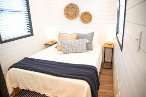 阿尔派恩New Moonlight Ridge-Shipping Container Home的一间卧室配有带枕头的床