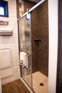 阿尔派恩New Moonlight Ridge-Shipping Container Home的浴室里设有玻璃门淋浴